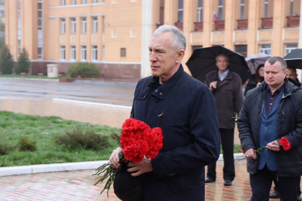 Сегодня вместе с коллегами возложил цветы к Мемориалу памяти жертв украинской агрессии в память о тех, кто погиб во время обстрелов наших городов вооруженными формированиями Украины, в память о ребятах, которые отдали свои жизни за защиту родной земли