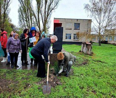 Участники акции "Сад памяти" высадили березы и можжевельник на территории Новоанновского УВК