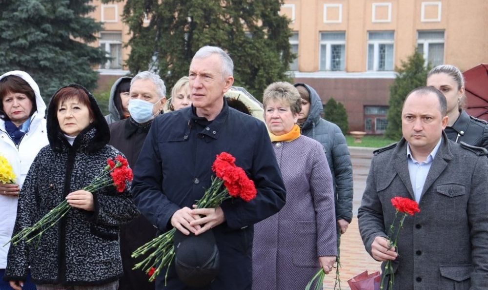 В городах и районах ЛНР почтили память жертв украинской агрессии