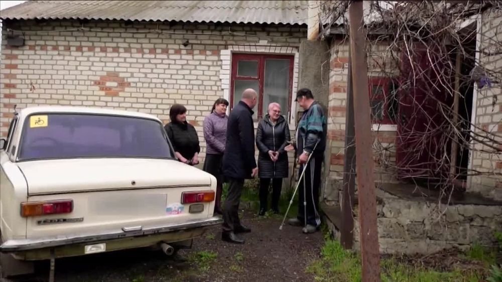 Инвалид 2 группы из Зимогорья по результатам "прямой линии" с временно исполняющим обязанности Главы ЛНР Леонидом Пасечником получил специальные средства реабилитации