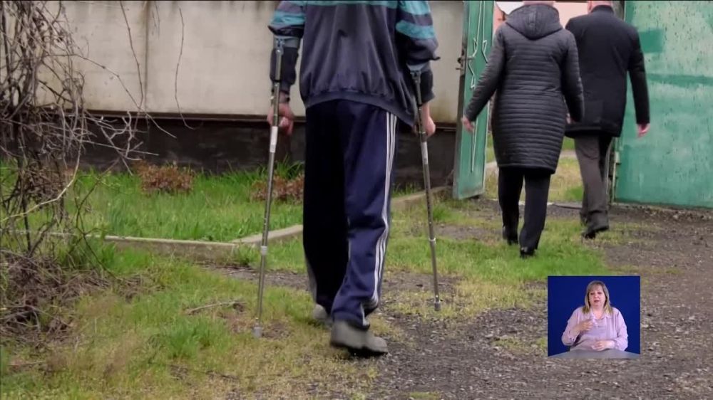 На прямую линию Главы ЛНР поступило обращение от жителя города Зимогорье Геннадия Житкевича с просьбой об обеспечении техническим средством реабилитации – костылями локтевыми