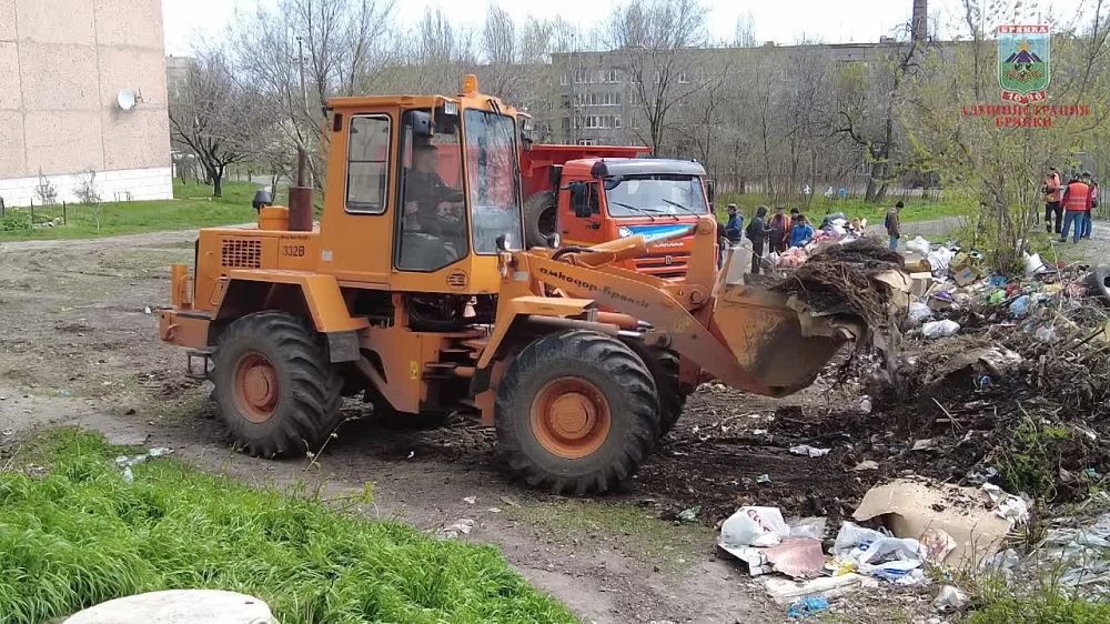 Евгений Морозов: В преддверии празднования майских праздников, а также в рамках благоустройства города Брянки, проводится активная работа по вывозу несанкционированных свалок мусора