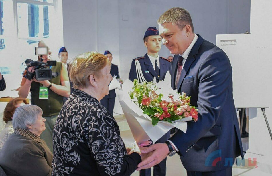 Выставка работ победителей всероссийского конкурса детского рисунка "Жизнь, деленная на граммы", посвященного 80-летию прорыва блокады Ленинграда, открылась в Луганской государственной академии культуры и искусств имени Михаила Матусовского