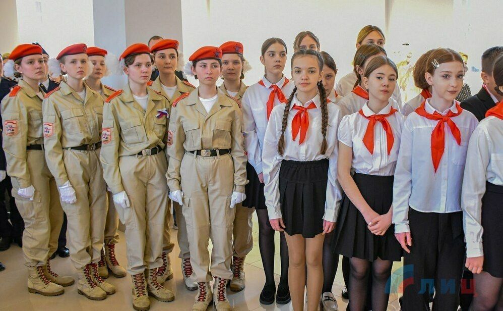 Выставка работ победителей всероссийского конкурса детского рисунка «Жизнь, деленная на граммы», посвященного 80-летию прорыва блокады Ленинграда, открылась в ЛГАКИ имени М. Матусовского, сообщили в МКСМ ЛНР