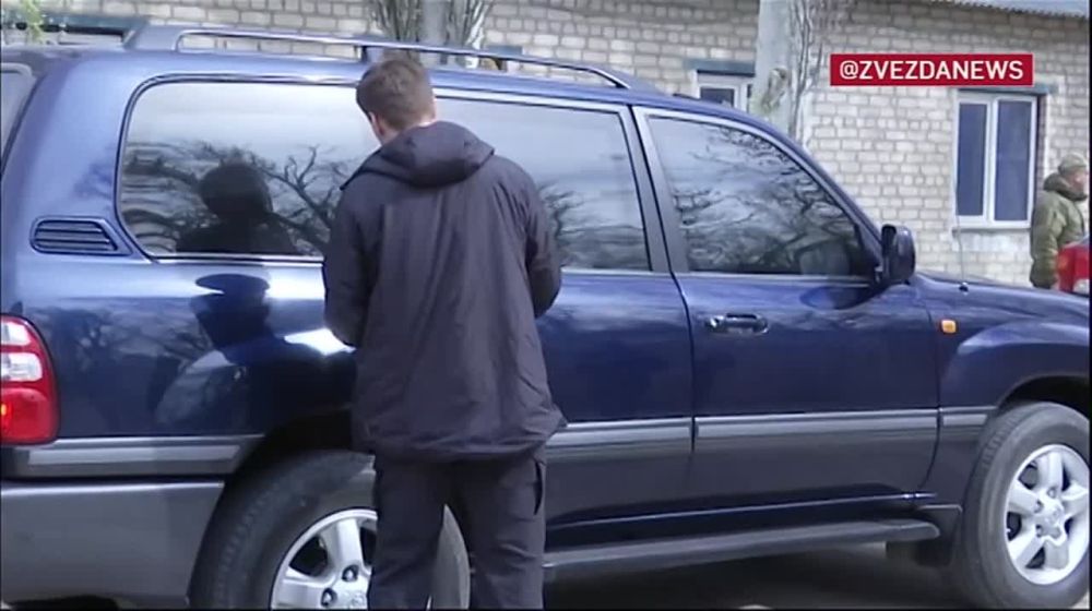 Во время посещения штаба «Днепр», Владимир Путин поздравил военных с Пасхой и подарил им копию иконы, которая, как сказал президент, принадлежала одному из наиболее успешных министров обороны Российской империи