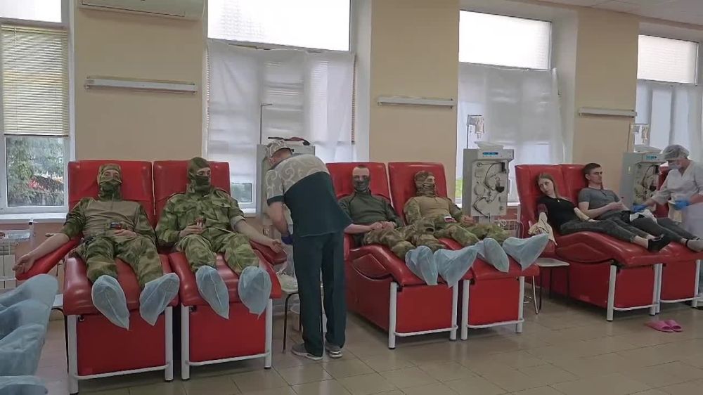 Представители органов исполнительной, законодательной власти, неравнодушные граждане и военнослужащие присоединились к акции по сдаче крови в Национальный день донора России