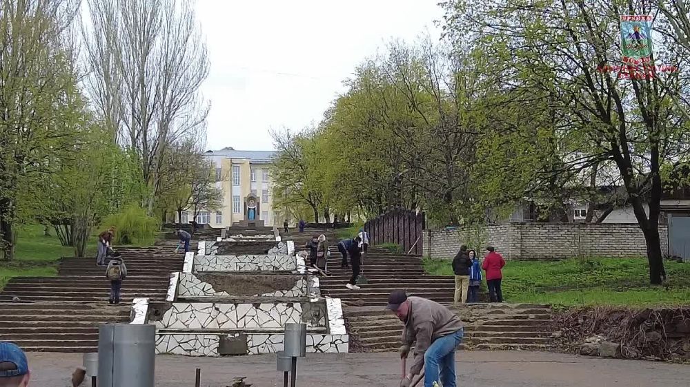 Евгений Морозов: 21 апреля сотрудники Администрации города Брянки и активисты Брянковского местного отделения Всероссийской партии «Единая Россия» вышли на субботник, чтобы очистить и благоустроить территорию, где расположен бывший каскад фонтанов