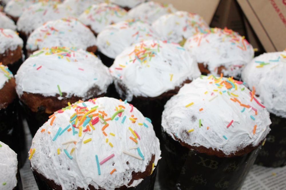 Врио Главы Администрации Наталья Мельник, передала военнослужащим пасхальные куличи