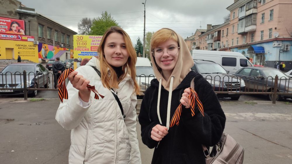 В преддверии Дня Победы в рамках Всероссийской акции «Георгиевская лента» в городе Красный Луч стартовала раздача Георгиевских ленточек жителям города