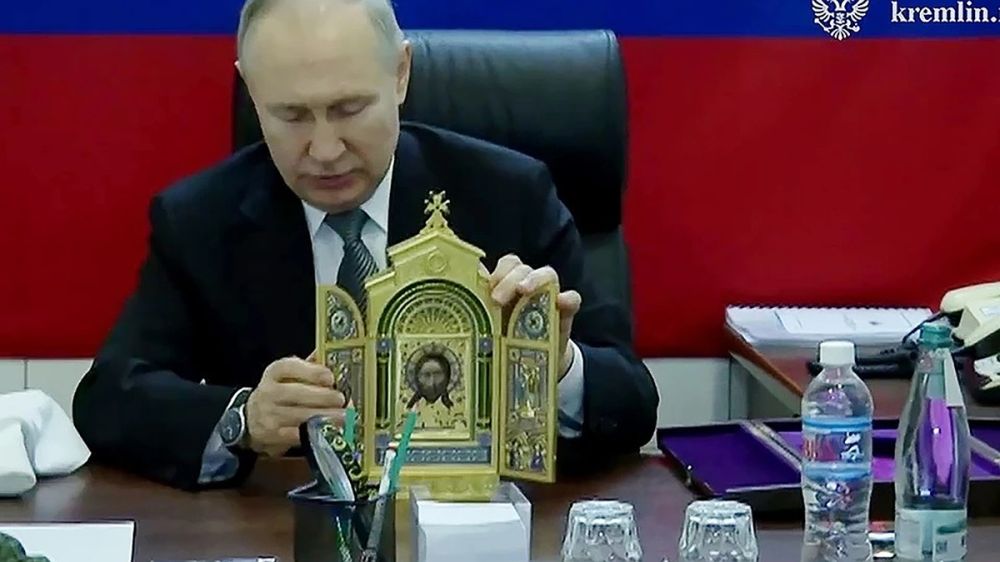 Танковому батальону «Август» привезли икону, подаренную Владимиром Путиным