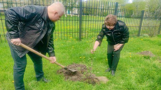 Высадка цветущих кустарников состоялась в Антраците в рамках акции "Сад Памяти"