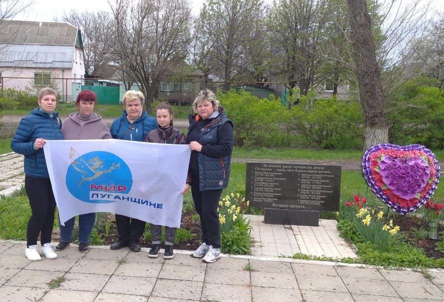 Активисты ОД «Мир Луганщине» благоустроили территорию Памятного знака погибшим защитникам Республики в Зимогорье