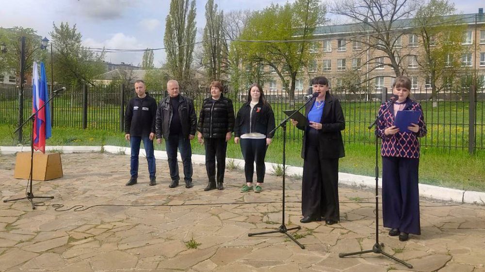 Сотрудники учреждений культуры города Антрацита в рамках Всероссийской эколого-патриотической акции «Сад Памяти», высадили...