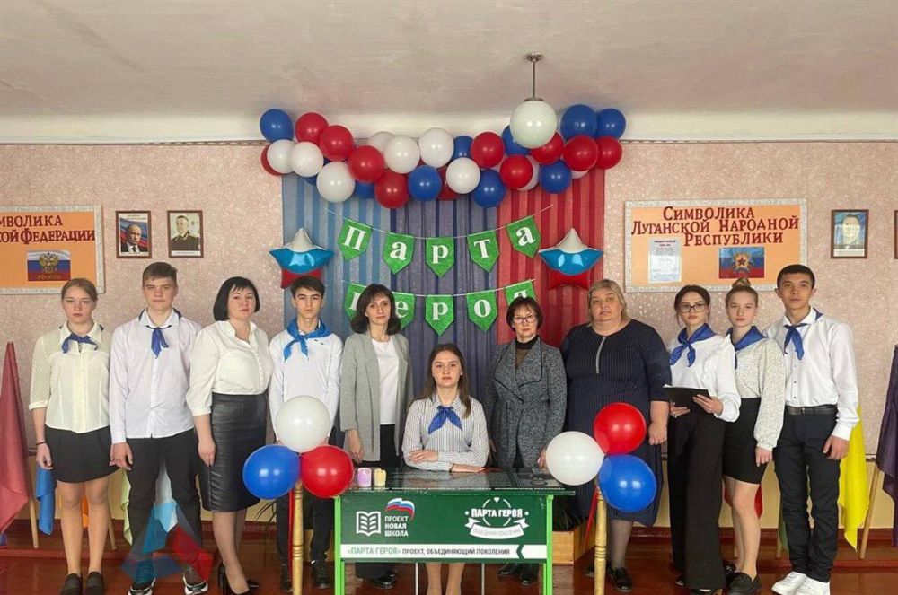 Сегодня в Красном Луче было открыто три «Парты Героя» в память об отважных защитниках Родины