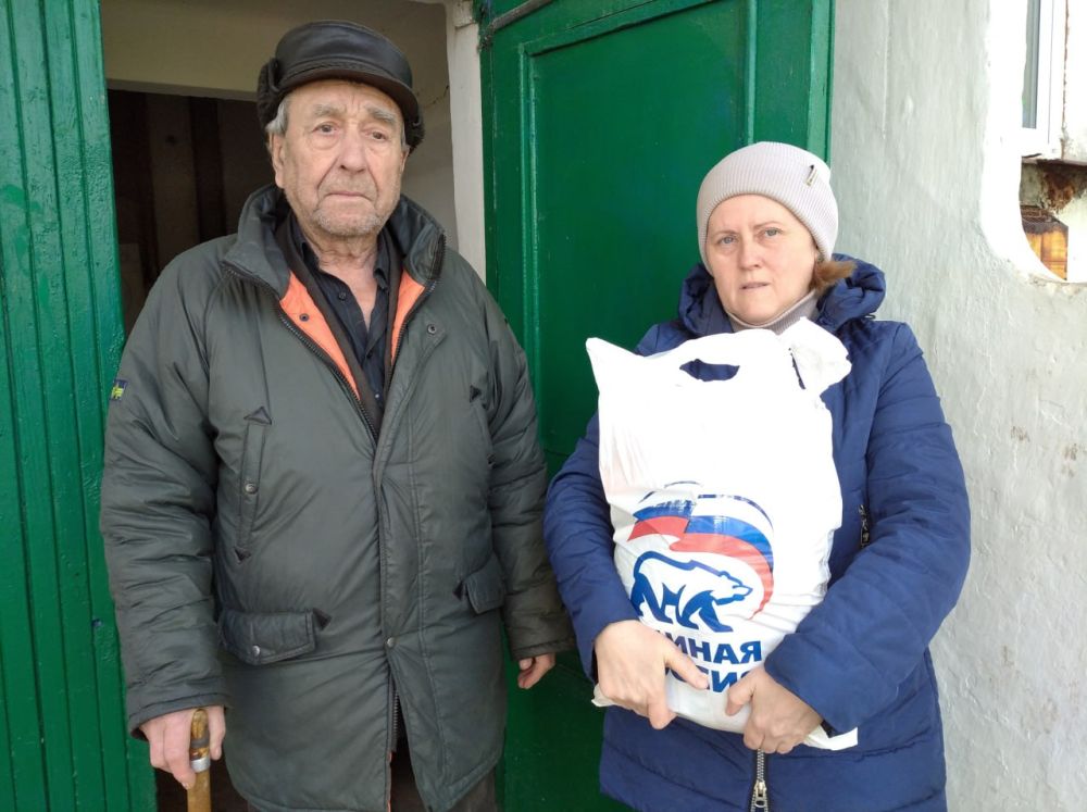 Продуктовые наборы от «Единой России» жителям Славяносербского района доставили активисты общественного движения «Мир Луганщине»