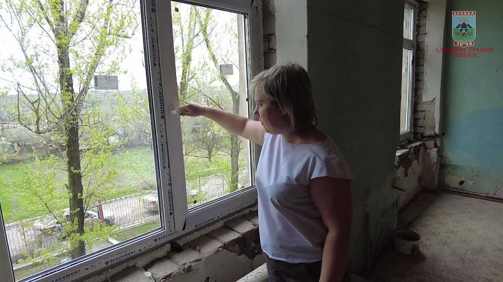 Глава Администрации города Брянки Евгений Морозов с рабочим визитом посетил ряд объектов, где сегодня ведутся ремонтные работы специалистами из Брянской области