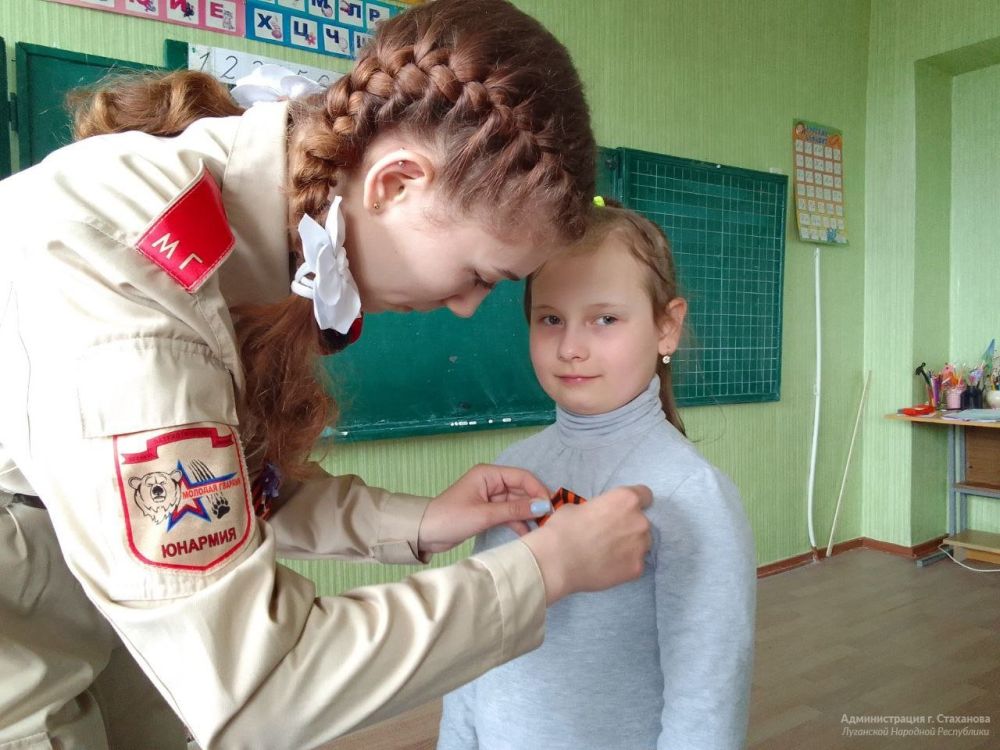 Продолжается акция по раздаче Георгиевских лент