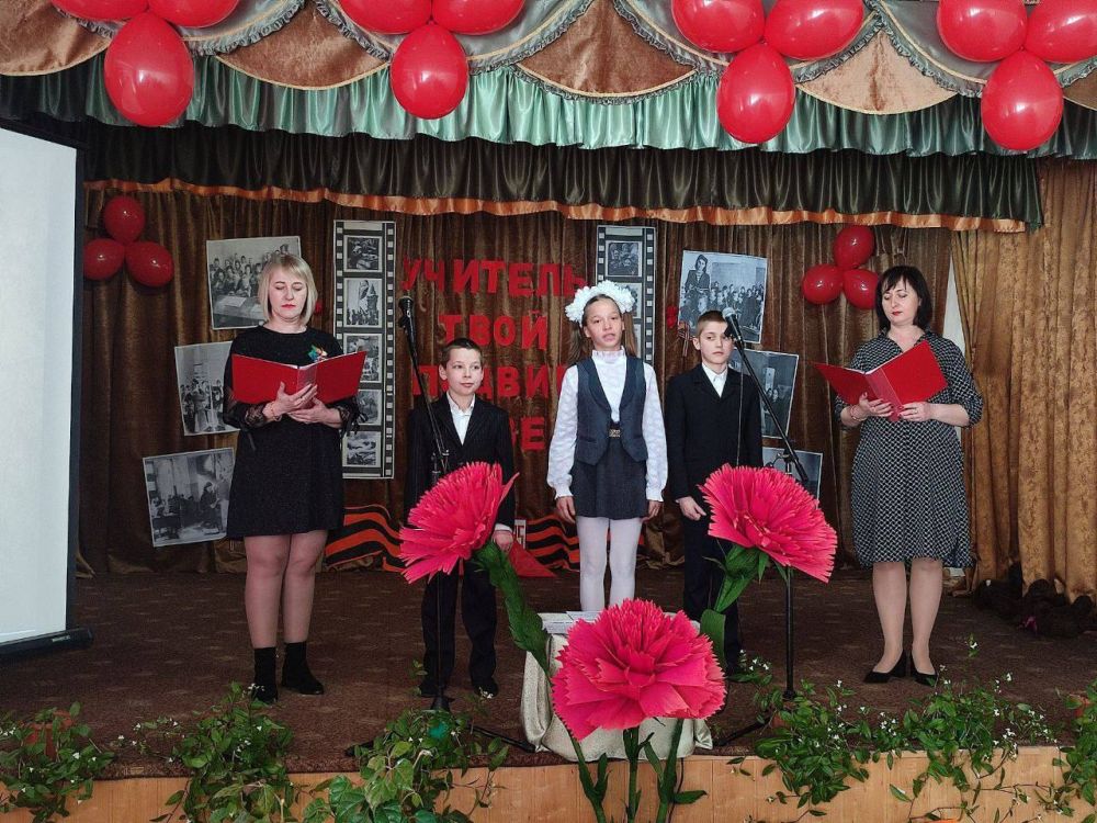 В рамках Года Педагога и наставника, а также празднования 78-й годовщины Победы в Великой Отечественной войне в Петровской коррекционной школе-интернате прошел тематический вечер