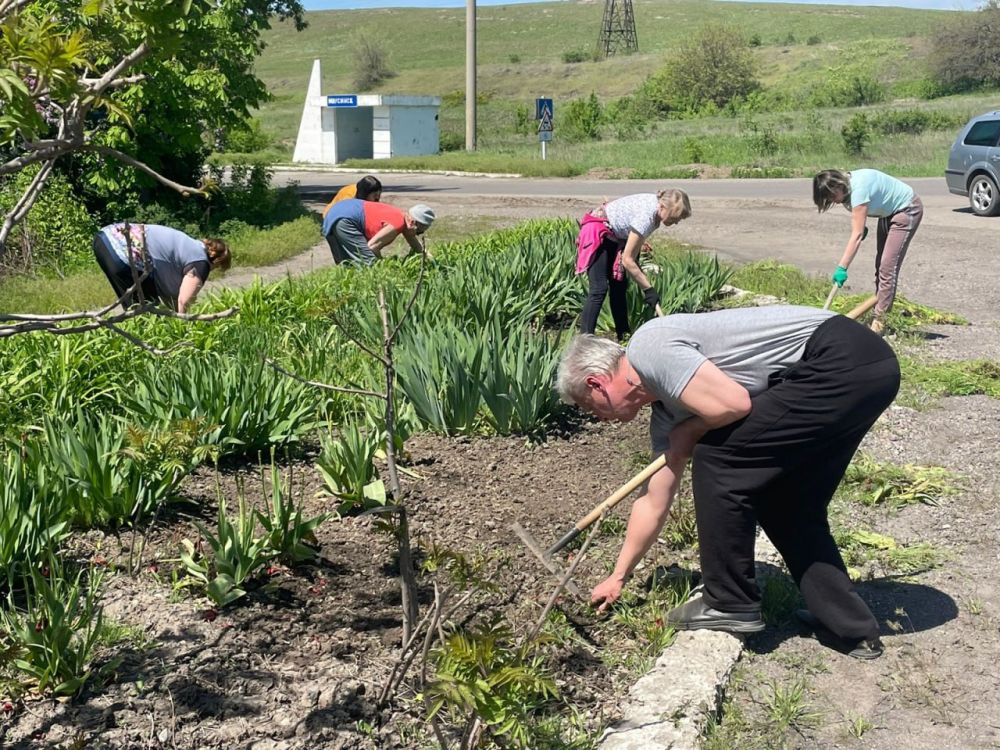 СОТРУДНИКИ МИУСИНСКОЙ ШКОЛЫ №19 ПРОВЕЛИ РАБОТЫ ПО БЛАГОУСТРОЙСТВУ КЛУМБЫ