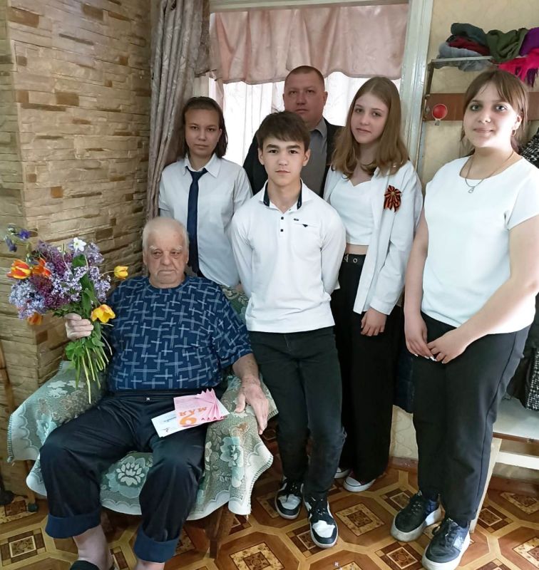 Пятого мая начальник ОПОЖД г. Миусинск и обучающиеся школы №19 поздравили ветеранов Великой Отечественной войны с приближающимся Днем Победы