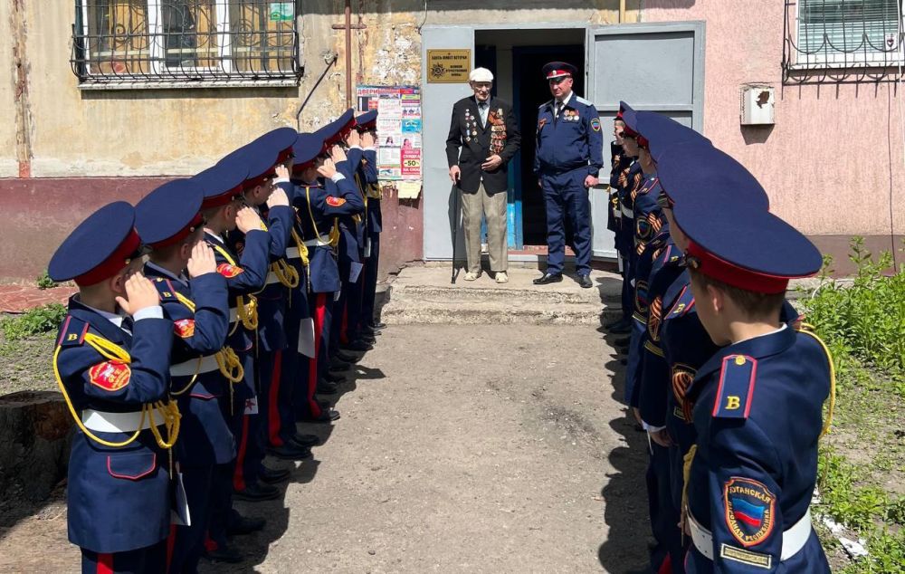 Воспитанники кадетского корпуса организовали Парад Победы у дома ветерана
