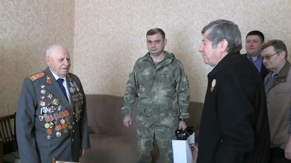 В преддверии Дня Победы поздравили ветерана ВОВ и уголовного розыска полковника милиции Чайкина Виталия Тимофеевича » Официальный сайт МВД ЛНР