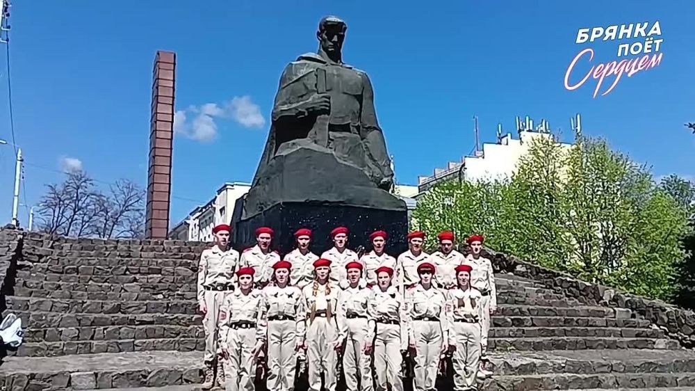 Мэр Брянки Евгений Морозов в своем Telegram-канале опубликовал кадры с песенным флешмобом «Брянка поет сердцем»