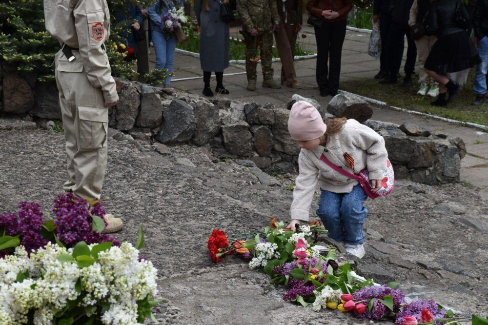 Евгений Морозов: С самого утра горожане несут цветы к мемориалу "Землякам нашим, за Родину павшим..."
