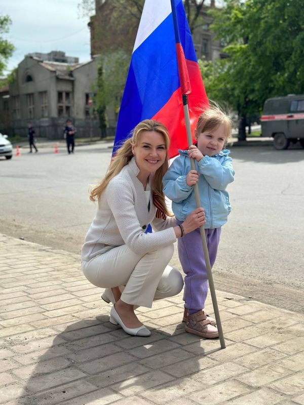 Дарья Лантратова: Сегодня в День Победы вместе с врио Главы Республики Леонидом Пасечником, моей коллегой сенатором Ольгой...