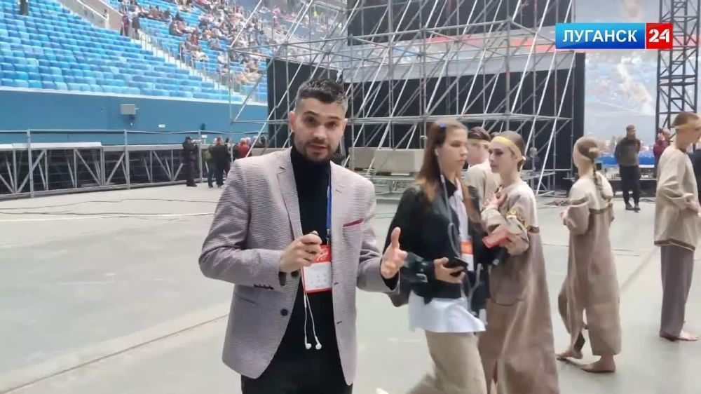 Считаные минуты остаются до начала показа рок-оратории «Черный январь. Прощеное воскресенье» на стадионе «Газпром Арена» в Санкт-Петербурге