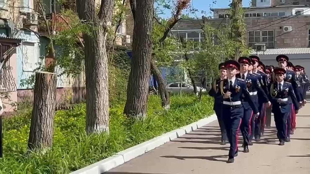 В Луганске провели парад у дома ветерана ВОВ Ивана Олейника