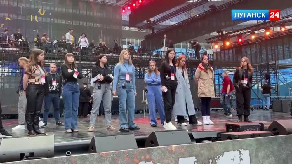 Остается меньше часа до начала показа рок-оратории «Черный январь. Прощеное воскресенье» на стадионе «Газпром Арена» в Санкт-Петербурге