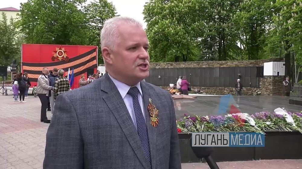 Антрацитовцев поздравил заместитель председателя Федерации профсоюзов ЛНР, председатель Луганской республиканской организации Российского профсоюза работников промышленности Константин Бутримов