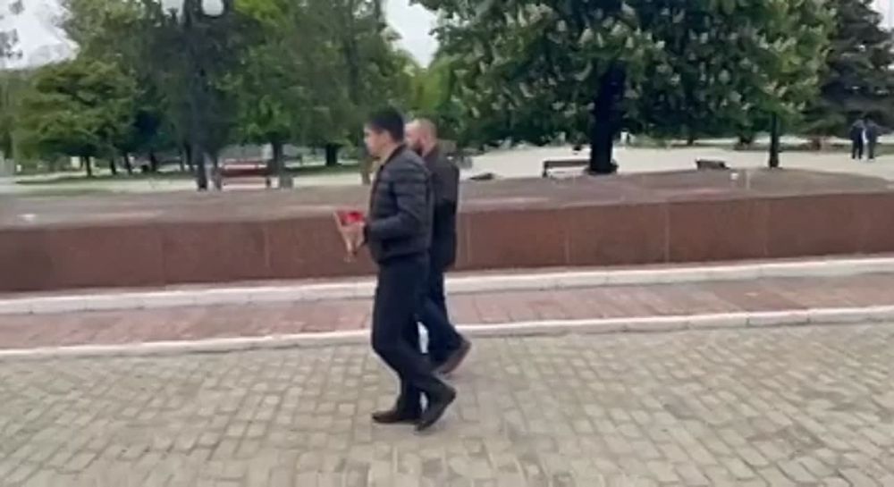 Сохраняя традиции, в день Великой Победы вместе с моим другом ,соратником и земляком , начальником управления физкультуры и спорта МКСМ, Олегом Шеренешевым, отдавая дань памяти нашим героическим дедам и прадедам, возложили цветы к Стелле Скорбящая мать