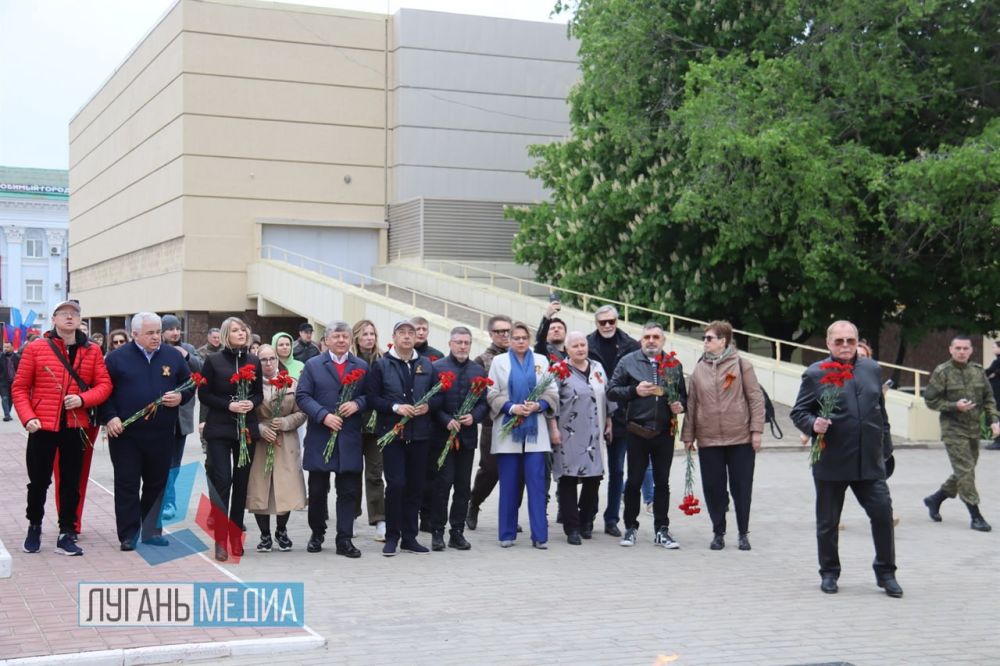 9 мая Краснодон посетила делегация высокопоставленных гостей, в составе которых были депутаты, культурные деятели и народные артисты России