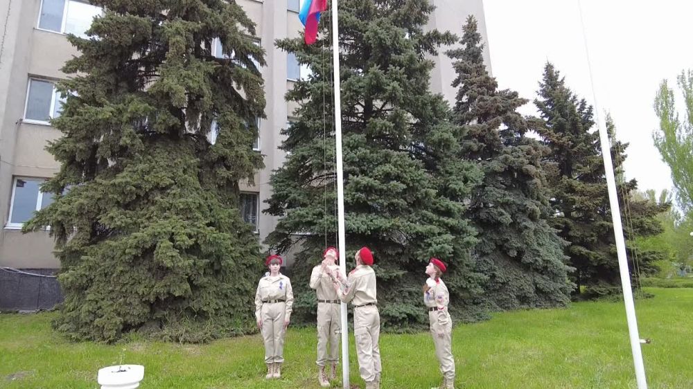 Юнармейцы подняли флаг ЛНР в честь Дня республики