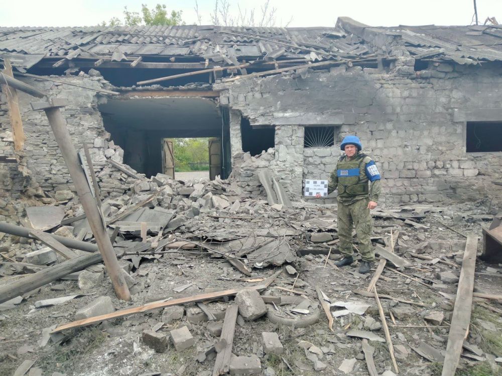 По уточненным данным от представительства ЛНР в СЦКК, в результате обстрела киевскими силовиками Алмазной повреждены Отдел...