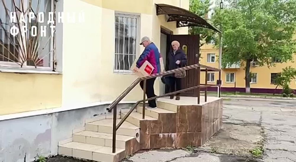 Доставили гуманитарную помощь в г.Счастье, где проживают переселенцы из ЛНР, а также Донецкой области