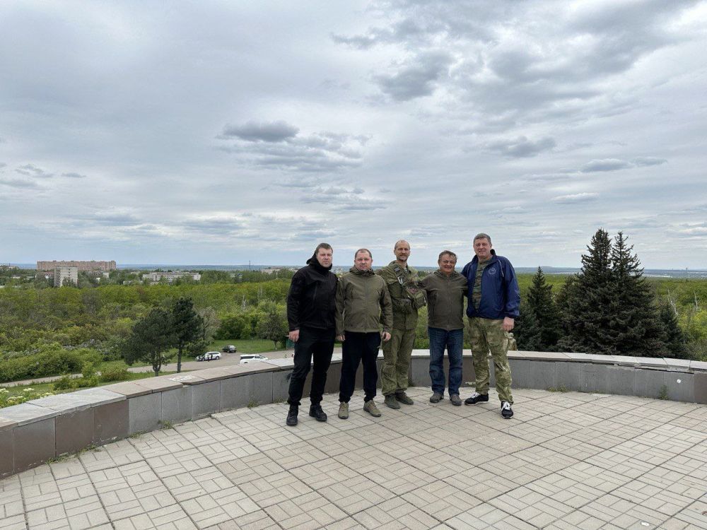 Олег Попов: 9 мая с представителями фонда "Суворов" на Луганской Острой Могиле почтили память наших отцов и дедов защищавших нашу Родину в гражданскую и Великую Отечественную войны