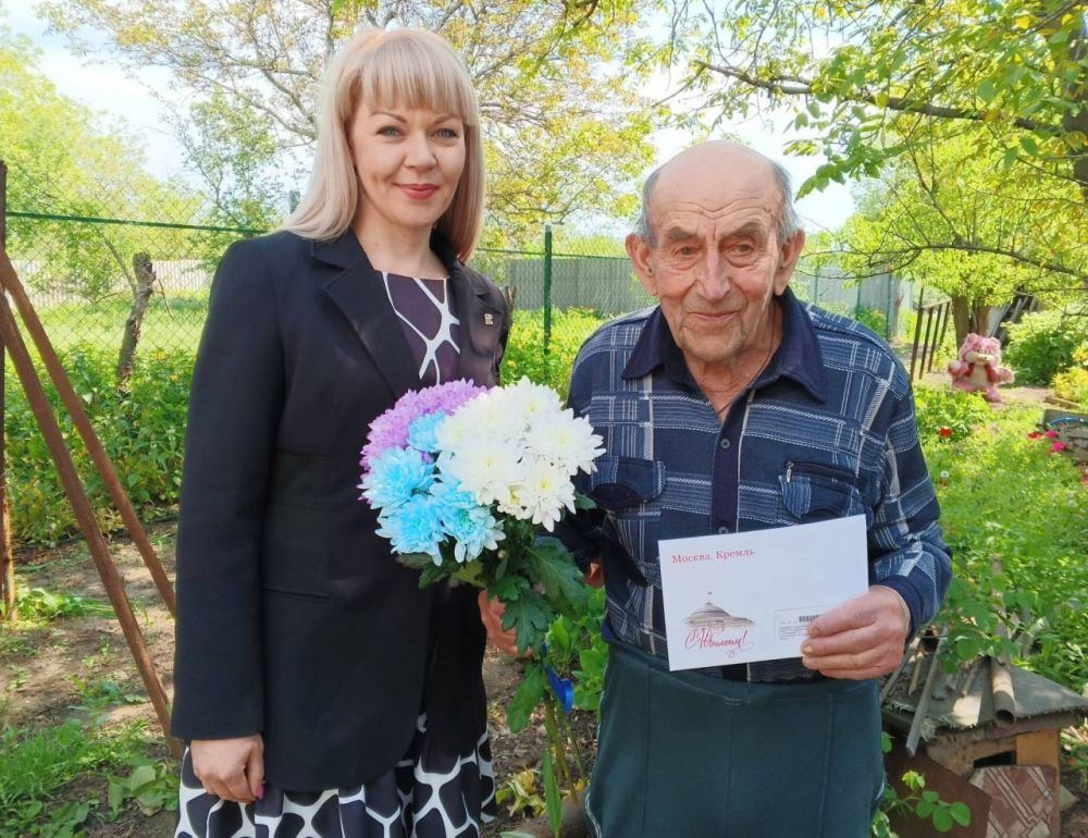 КРАСНОЛУЧСКИЕ ДОЛГОЖИТЕЛИ ПОЛУЧИЛИ ПИСЬМА ОТ ВЛАДИМИРА ПУТИНА В СВОЙ ЮБИЛЕЙ