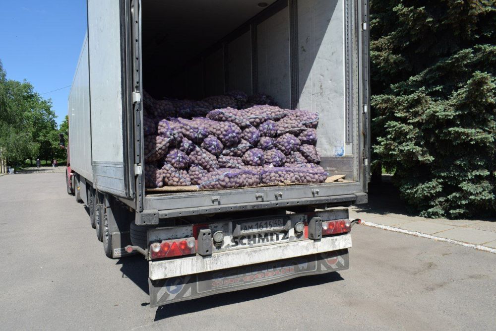 Сергей Колягин: Сегодня, 16 мая, в рамках шефской помощи, Калужской областью в город Первомайск была доставлена очередная гуманитарная помощь в виде картофеля