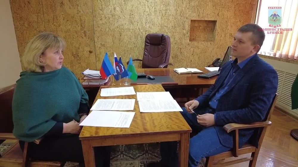 Глава Администрации города Брянки Евгений Морозов провел рабочую встречу с руководителем клиентской службы Валентиной Ижбердеевой
