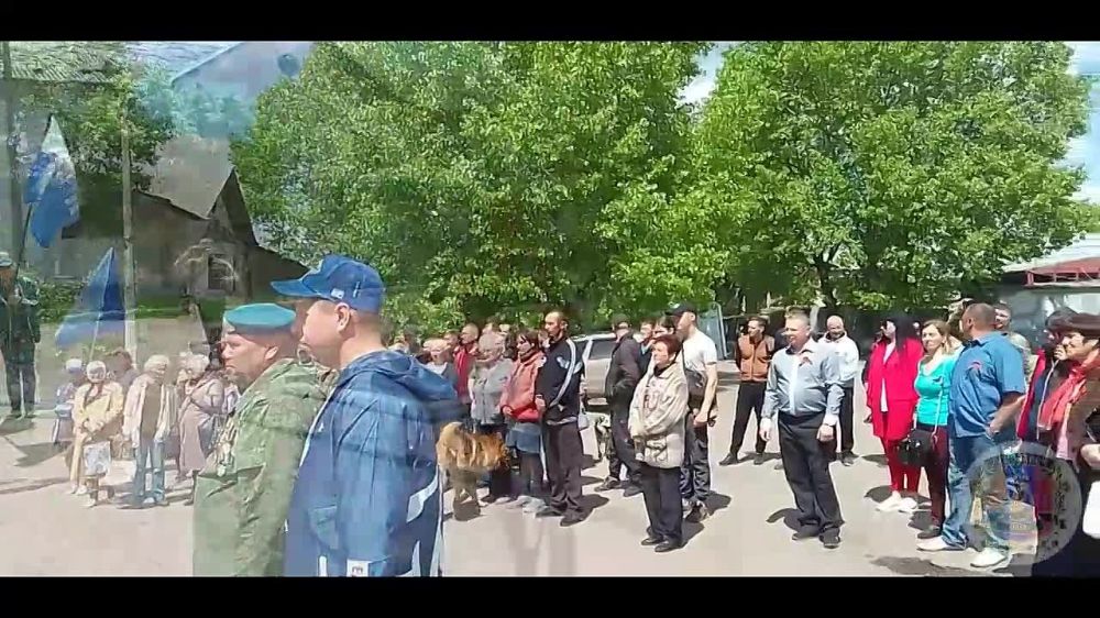 Жители Новодружеска вернули на постамент памятник Владимиру Ленина, который уберегли от уничтожения украинскими националистами, сообщили в администрации Лисичанска