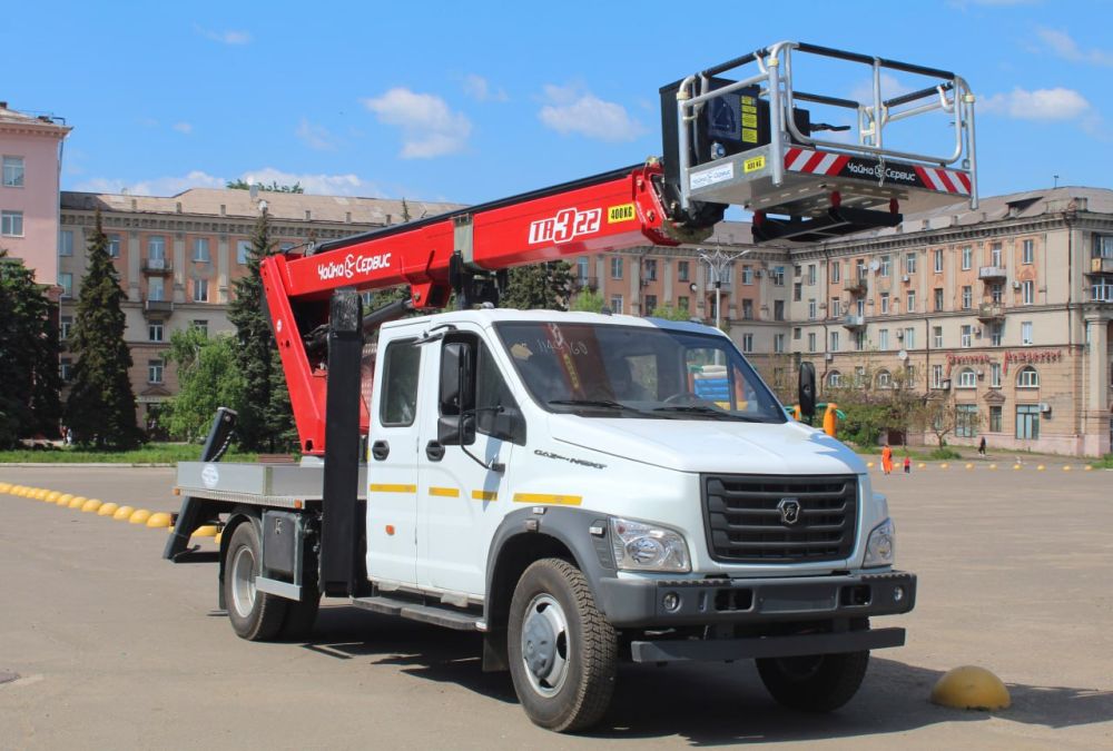 17 мая в ходе визита в Алчевск заместитель Губернатора Вологодской области Антон Стрижов передал городу автовышку «ГАЗон Некст» от Вологодской области