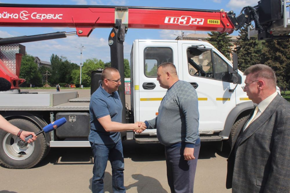 17 мая в ходе визита в Алчевск заместитель Губернатора Вологодской области Антон Стрижов передал городу автовышку «ГАЗон Некст» от Вологодской области, сообщили в городской администрации