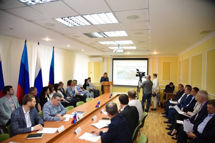 Представители администраций городов ЛНР презентовали в Луганске разработки по благоустройству территорий для участия во Всероссийском конкурсе лучших проектов создания комфортной городской среды