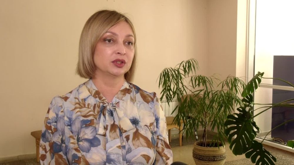 Министр здравоохранения ЛНР Наталия Пащенко рассказала о состоянии пострадавших в результате взрыва в центре Луганска 15 мая. 17-летний парень, получивший тяжелые ранения, переведен в детскую республиканскую клиническую больницу