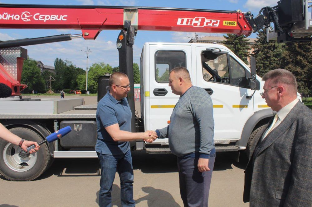 17 мая в ходе визита в Алчевск заместитель Губернатора Вологодской области Антон Стрижов передал городу автовышку «ГАЗон Некст» от Вологодской области, сообщили в городской администрации