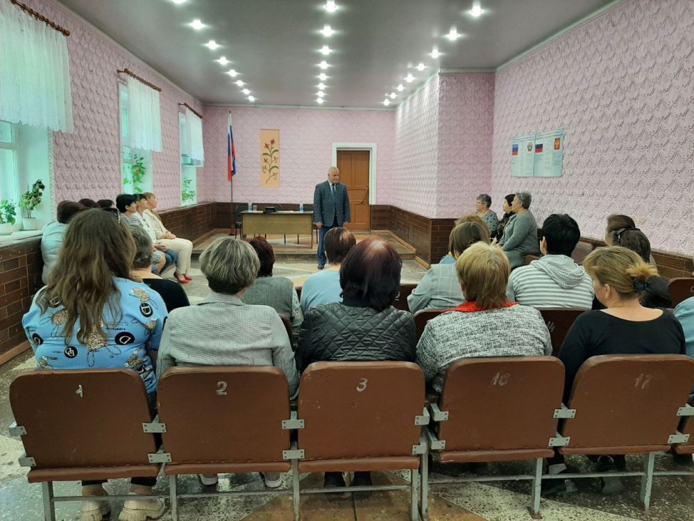 19 мая заместитель председателя Федерации профсоюзов ЛНР, кандидат в депутаты Законодательного собрания ЛНР на предварительном голосовании ЕДИНОЙ РОССИИ Константин Бутримов провел встречи с жителями пгт. Красный Кут и Фащевка