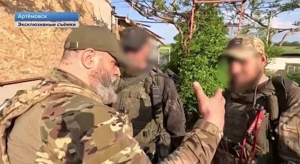 Олег Попов: Командир Ратибор вручил золотую монету ЧВК "Вагнер" отличившимся при освобождении Бахмута бойцам